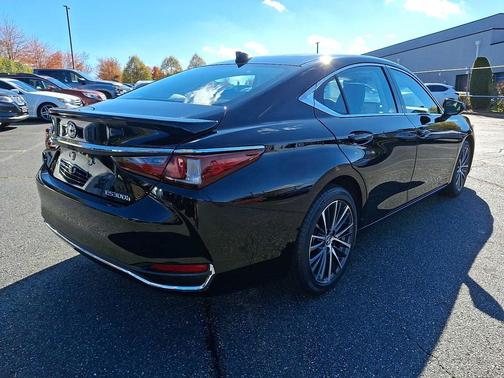 2023 Lexus ES 300h Base
