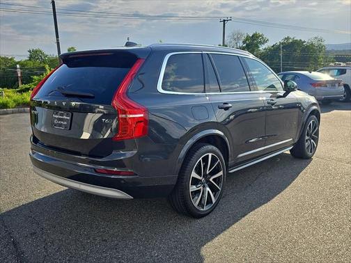 2022 Volvo XC90 T6 Momentum