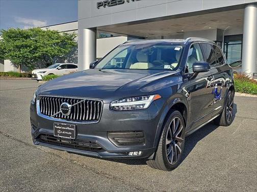 2022 Volvo XC90 T6 Momentum