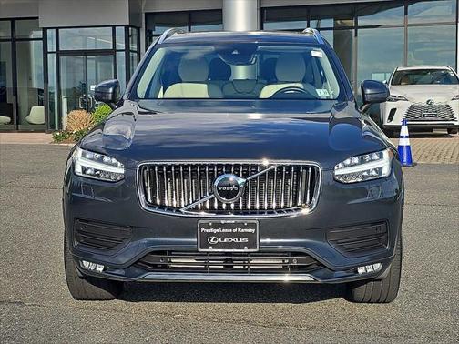 2022 Volvo XC90 T6 Momentum