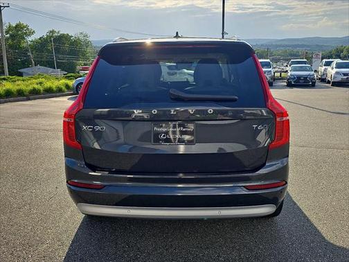2022 Volvo XC90 T6 Momentum