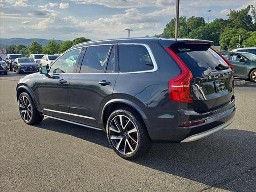 2022 Volvo XC90 T6 Momentum