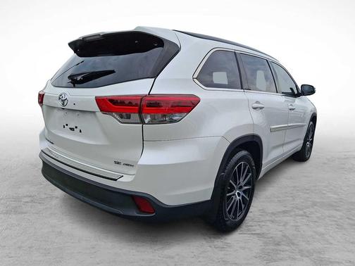 Blizzard Pearl 2018 Toyota Highlander SE
