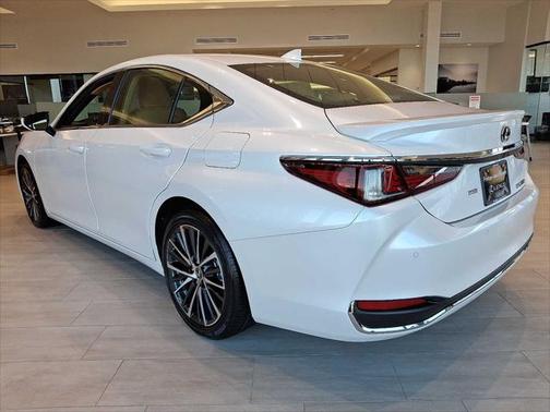 2025 Lexus ES 300h Base