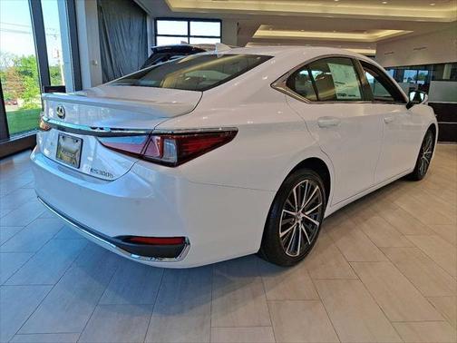 2025 Lexus ES 300h Base