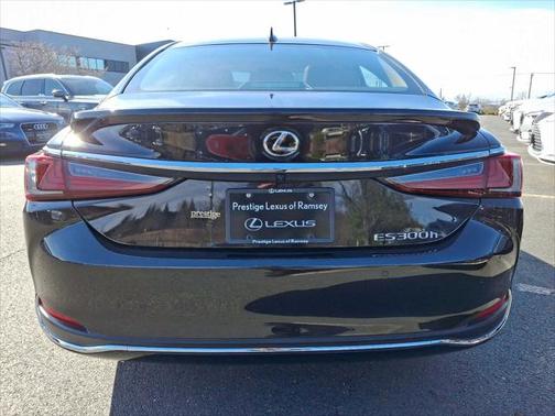 2023 Lexus ES 300h Base