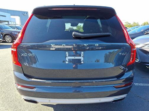 2016 Volvo XC90 T6 Momentum