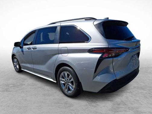 Celestial Silver Metallic 2022 Toyota Sienna XLE