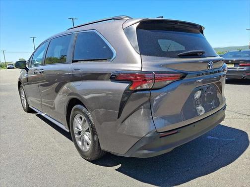 2021 Toyota Sienna XLE 8 Passenger