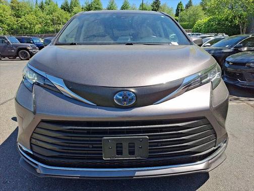 2021 Toyota Sienna XLE 8 Passenger