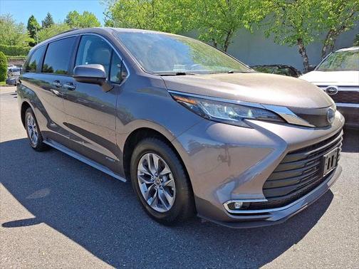 2021 Toyota Sienna XLE 8 Passenger