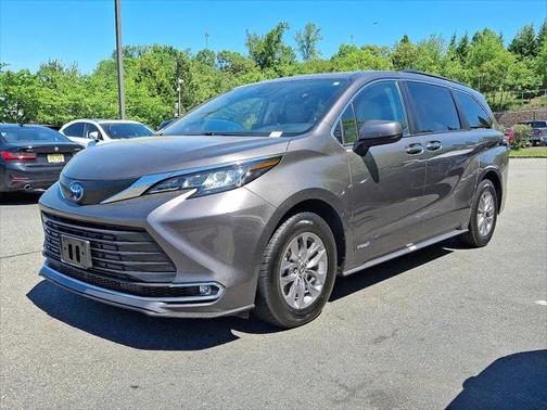 2021 Toyota Sienna XLE 8 Passenger