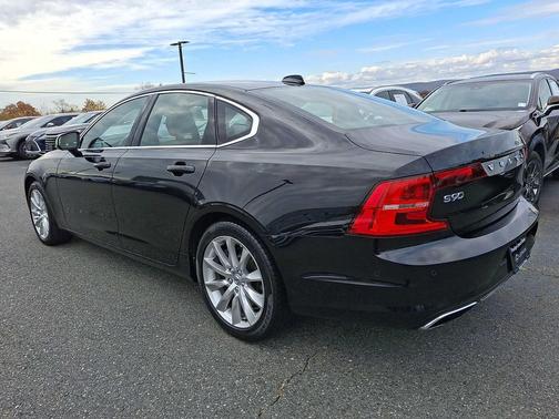 2017 Volvo S90 T6 Momentum