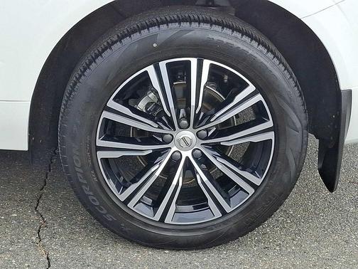 White 2022 Volvo XC60 B5 Inscription