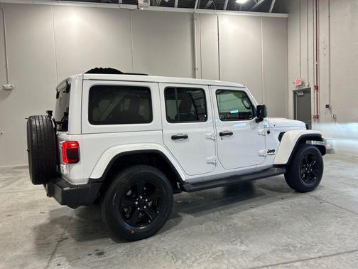 Bright White Clearcoat 2020 Jeep Wrangler Unlimited Sahara