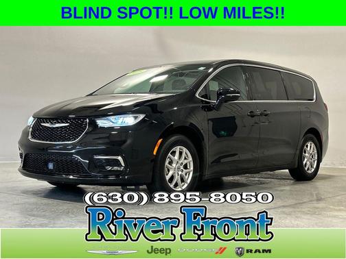 Diamond Black Crystal Pearlcoat 2025 Chrysler Pacifica L