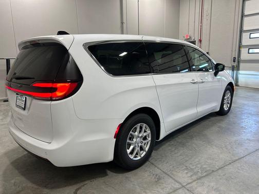 Bright White Clearcoat 2027 Chrysler Pacifica L