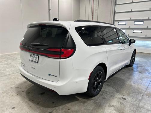 2025 Chrysler Pacifica Hybrid Select