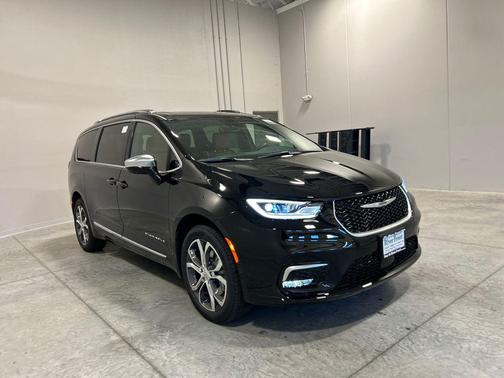 Diamond Black Crystal Pearlcoat 2026 Chrysler Pacifica L