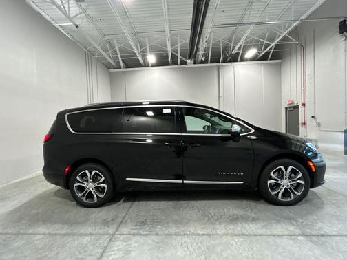 Diamond Black Crystal Pearlcoat 2026 Chrysler Pacifica L