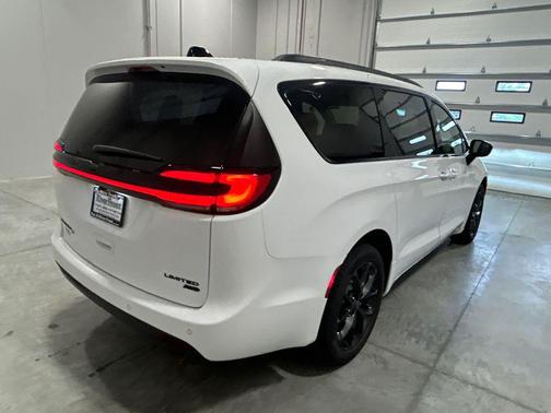 Bright White Clearcoat 2026 Chrysler Pacifica Limited