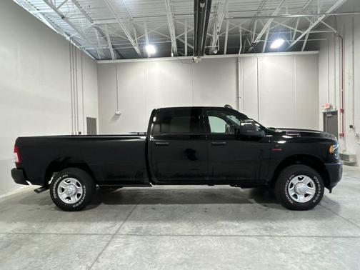 Diamond Black Crystal Pearlcoat 2024 RAM 2500 Tradesman Crew Cab 4x4 8' Box