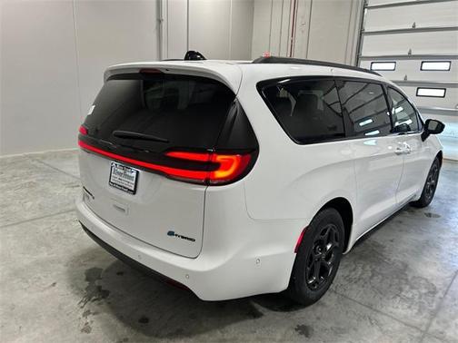 2025 Chrysler Pacifica Hybrid Select