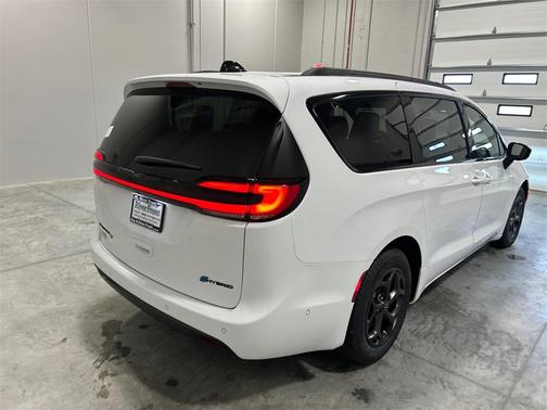2025 Chrysler Pacifica Hybrid Select