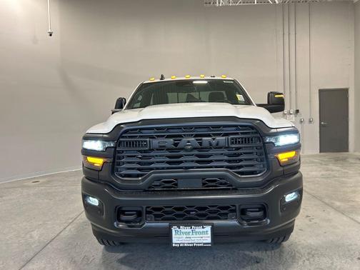Bright White Clearcoat 2026 RAM 2500 Tradesman Regular Cab 4x4 8' Box