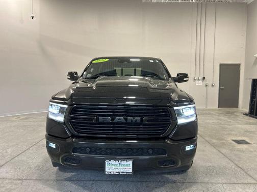 Diamond Black Crystal Pearlcoat 2022 RAM 1500 Laramie