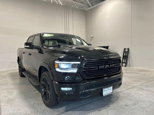 Diamond Black Crystal Pearlcoat 2022 RAM 1500 Laramie