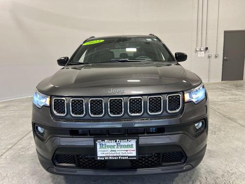 Granite Crystal Metallic Clearcoat 2023 Jeep Compass Latitude Lux