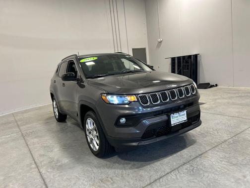 Granite Crystal Metallic Clearcoat 2023 Jeep Compass Latitude Lux