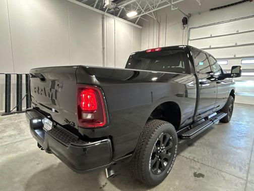 Diamond Black Crystal Pearlcoat 2026 RAM 2500 Big Horn Crew Cab 4x4 6'4' Box