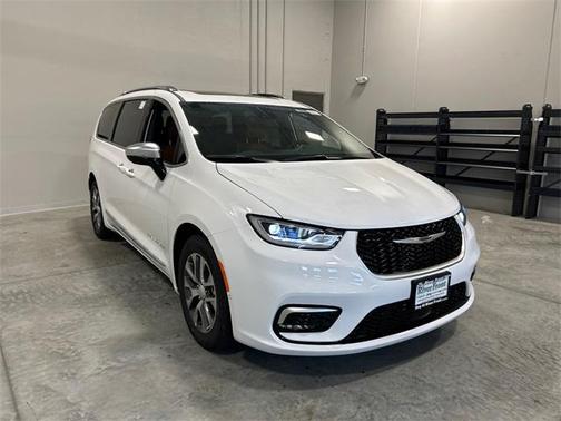 2025 Chrysler Pacifica Hybrid Pinnacle