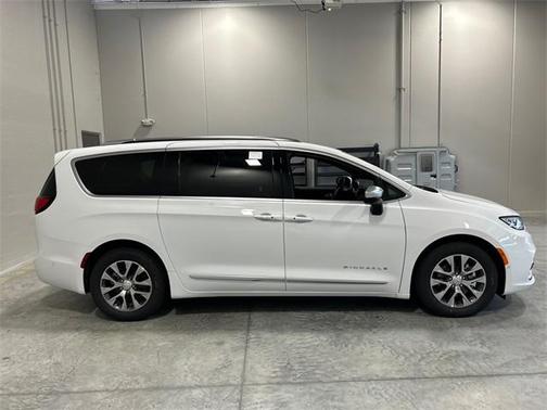 2025 Chrysler Pacifica Hybrid Pinnacle