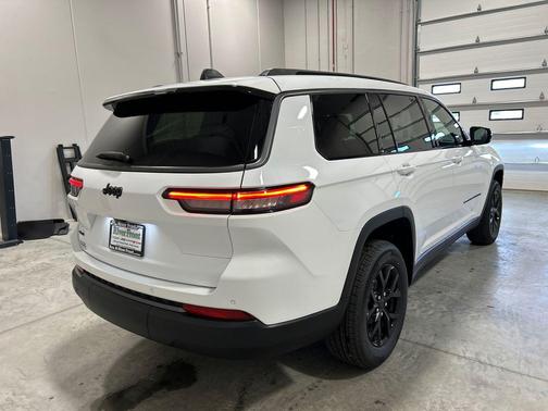 Bright White Clearcoat 2026 Jeep Grand Cherokee L Altitude