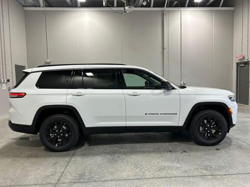 Bright White Clearcoat 2026 Jeep Grand Cherokee L Altitude