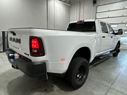 Bright White Clearcoat 2026 RAM 3500 Tradesman Crew Cab 4x4 8' Box