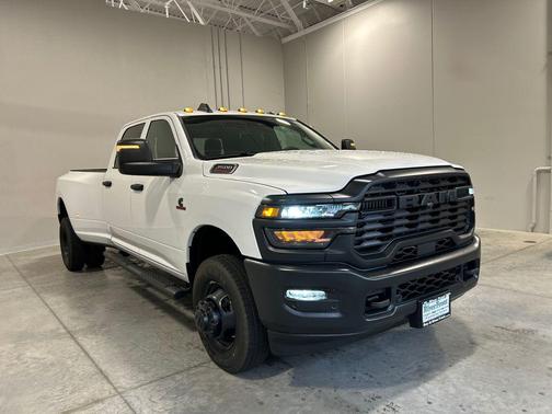 Bright White Clearcoat 2026 RAM 3500 Tradesman Crew Cab 4x4 8' Box