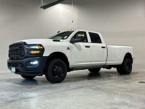 Bright White Clearcoat 2026 RAM 3500 Tradesman Crew Cab 4x4 8' Box