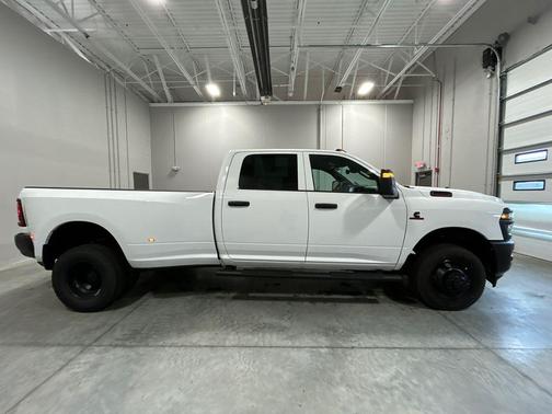 Bright White Clearcoat 2026 RAM 3500 Tradesman Crew Cab 4x4 8' Box