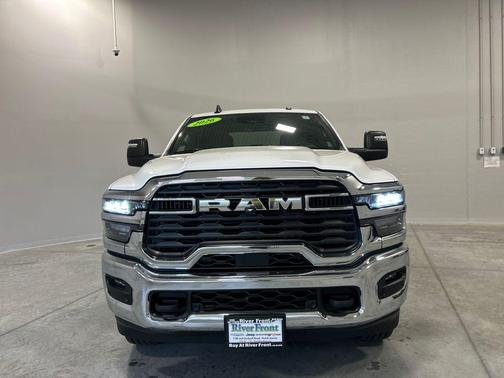 Bright White Clearcoat 2026 RAM 2500 Big Horn Crew Cab 4x4 6'4' Box