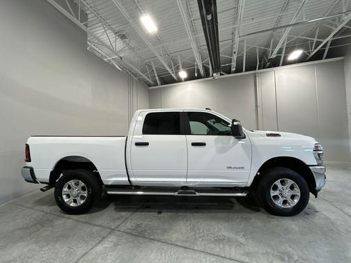 Bright White Clearcoat 2026 RAM 2500 Big Horn Crew Cab 4x4 6'4' Box