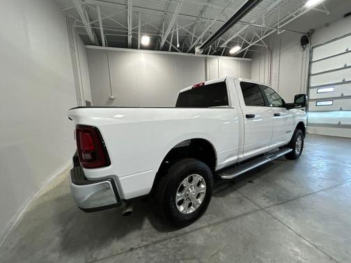 Bright White Clearcoat 2026 RAM 2500 Big Horn Crew Cab 4x4 6'4' Box
