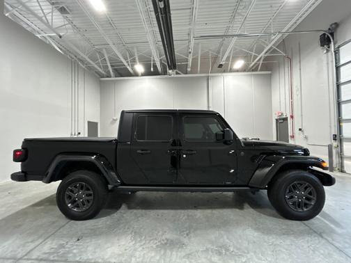 Black Clearcoat 2024 Jeep Gladiator Sport S