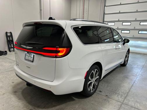 Bright White Clearcoat 2026 Chrysler Pacifica L