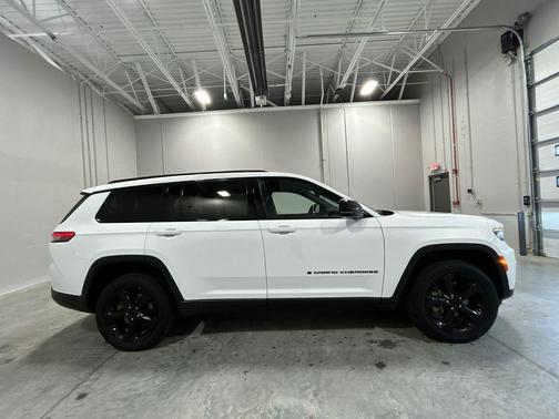 Bright White Clearcoat 2022 Jeep Grand Cherokee L Altitude