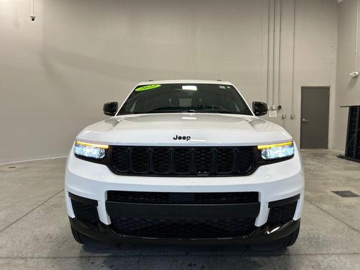 Bright White Clearcoat 2022 Jeep Grand Cherokee L Altitude