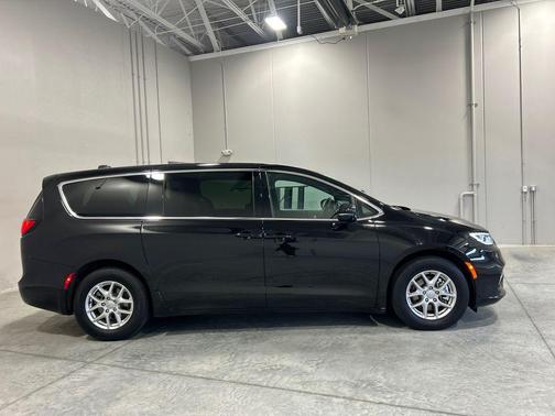 Diamond Black Crystal Pearlcoat 2026 Chrysler Pacifica L